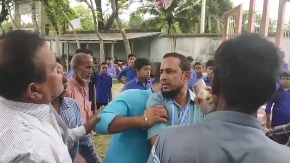 স্কুলে ঢুকে শিক্ষককে মারধর করে বাজারে ঘোরালেন বিএনপি ও ছাত্রদলের নেতাকর্মীরা